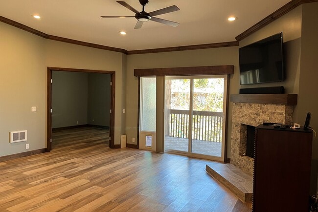 Building Photo - 8840 Villa La Jolla Dr