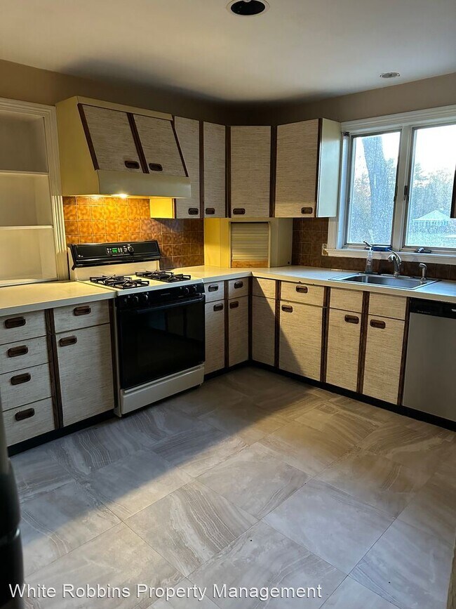 Building Photo - Studio, 2.5 bath House - 558 West Boot Road