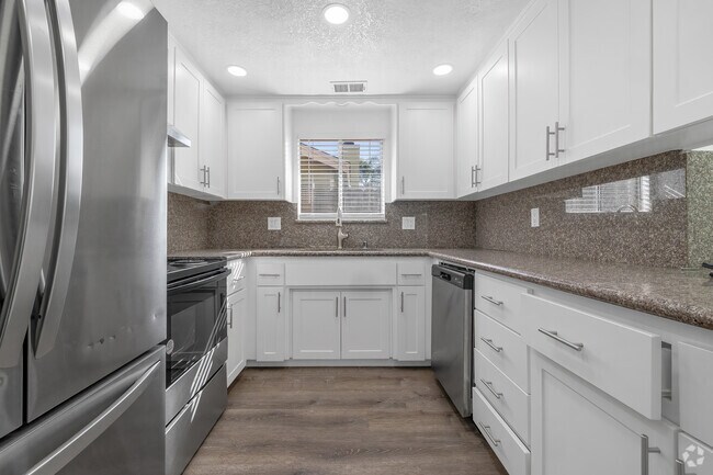 3 habitaciones, 2 baños - 1050 pies cuadrados - Cocina - Shadow Glen Townhouse Apartments
