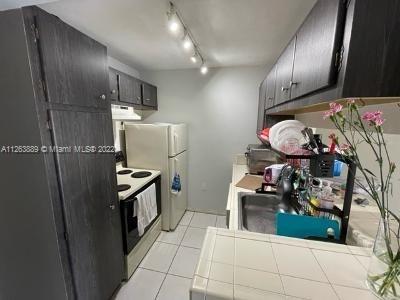 Building Photo - 10746 N Kendall Dr