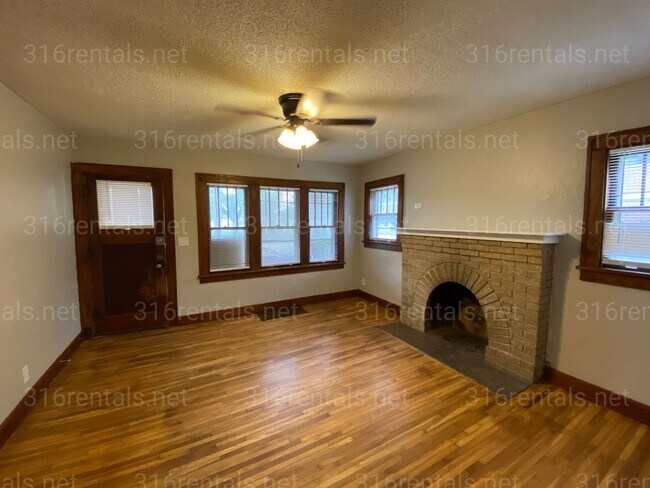 Building Photo - $925 - 2 bed 1 bath - Home with a fenced yard and garage