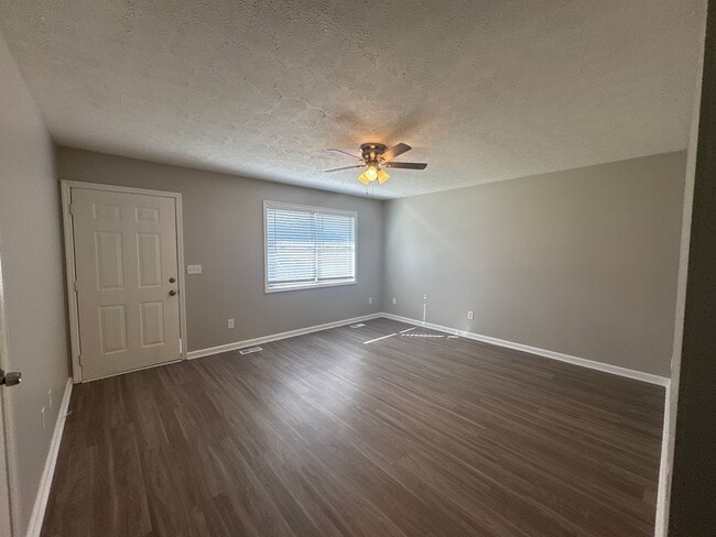 Building Photo - Renovated 2 Bedroom Duplex in Manchester...