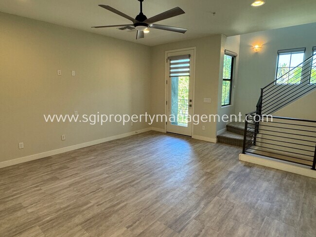 Building Photo - Luxurious Biltmore Townhome