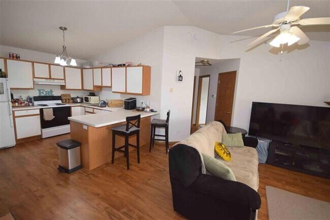 Foto del edificio - AUGUST 1ST, 2026.  2 Bedroom condominium o...