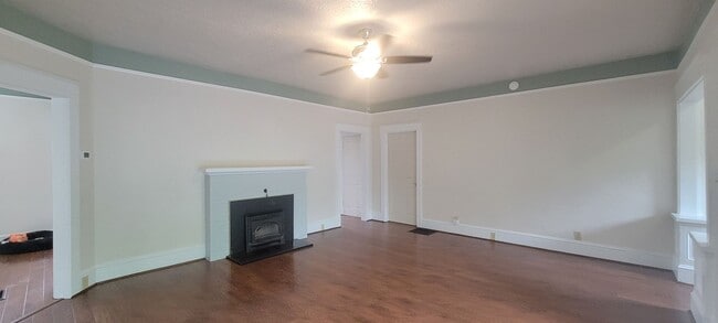 Building Photo - 1034 NE Davis St