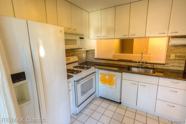 Building Photo - 44800 Bayview Dr