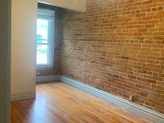 Dormitorio 1 - 510 W 1st Ave