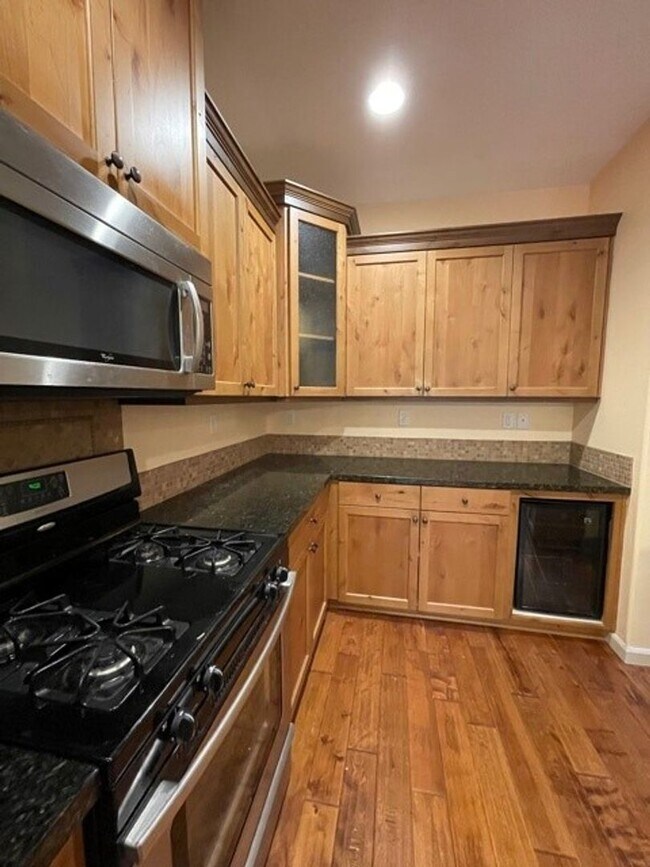 Building Photo - Beautiful 3 Bedroom Home with Private Gree...