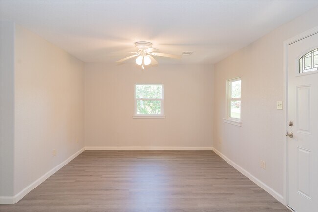 Foto del edificio - 134 E Bernard St