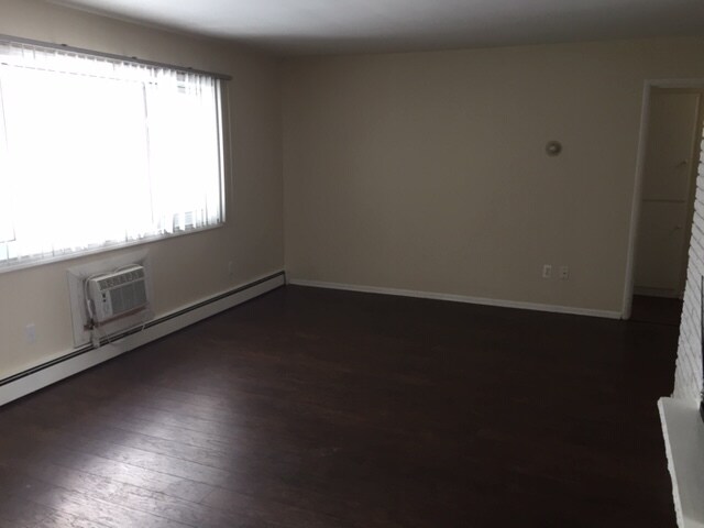 Foto del edificio - 3225 Clawson Ave / 2401-2403 W 13 Mile