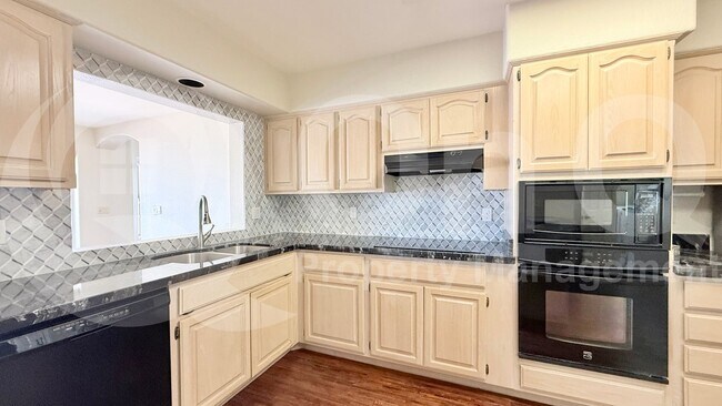Foto del edificio - 822 W Earll Dr