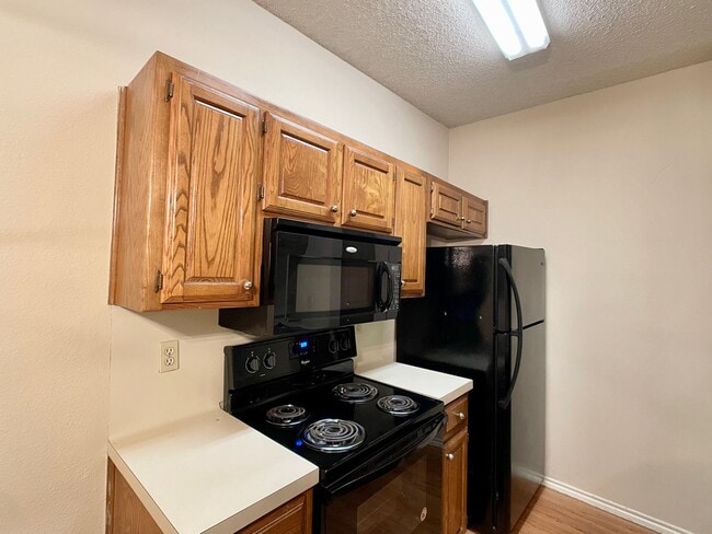 Building Photo - Central/UT 2/2 Apartments PRELEASE 8/15/2025