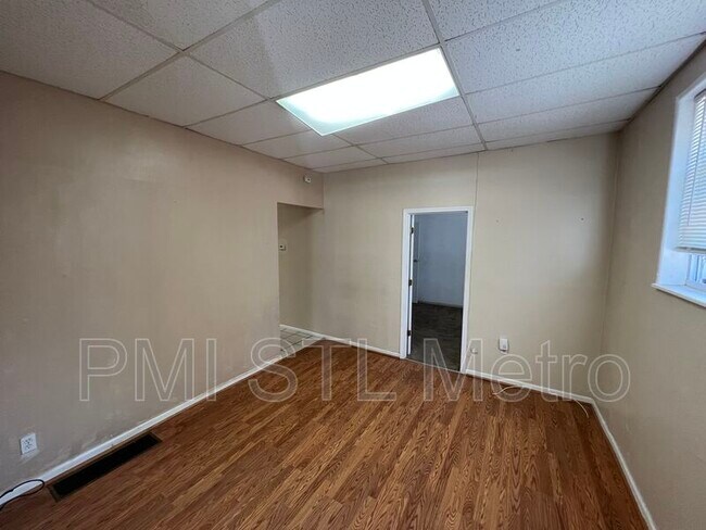 Building Photo - 6918 Moellenhoff St