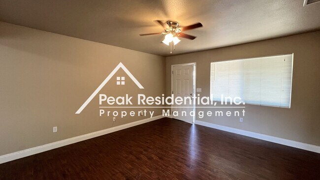 Foto del edificio - Wonderful Orangevale 3bd/1ba Duplex with 1...