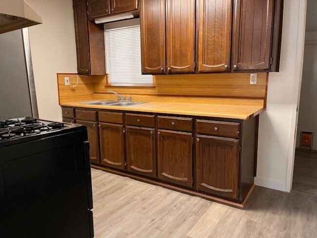 Building Photo - 2 Bedroom, 1 Bath Duplex