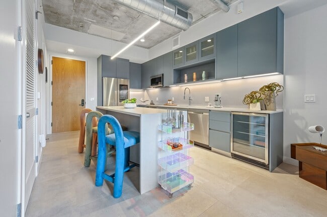 Elegant 3 cm quartz countertops - AMLI Wynwood