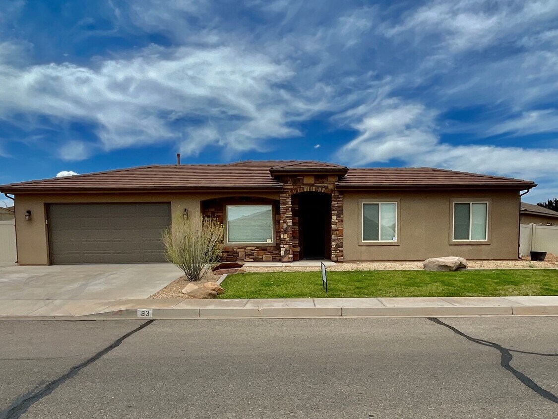 Foto principal - Pet-Friendly Three Bedroom Home in Riversi...