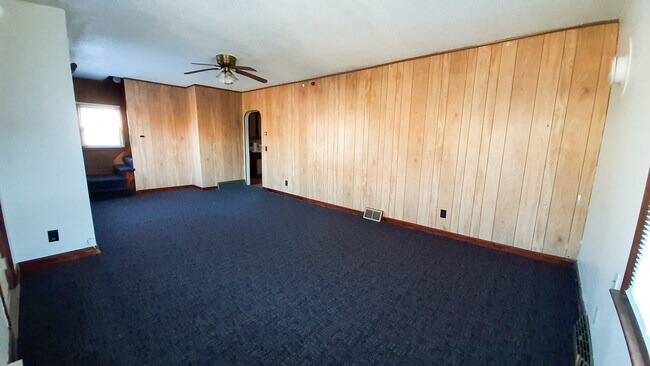 1.ª Sala de estar 1.1 - 821 10th St W