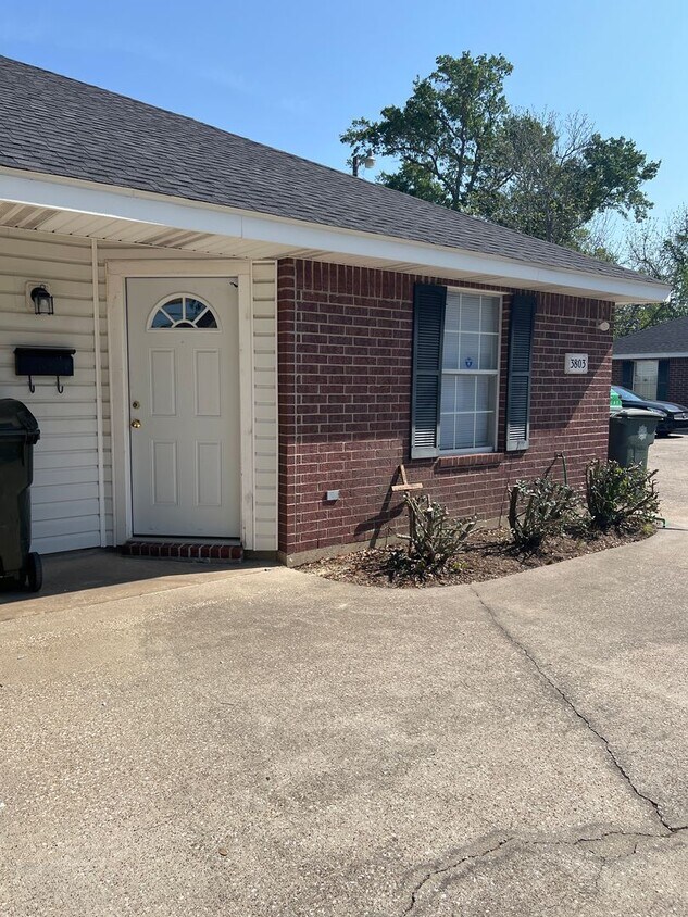 Primary Photo - 2 bedroom 2 bath Duplex for lease right of...