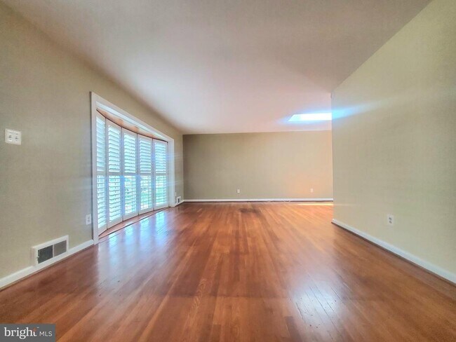 Foto del edificio - 4517 Mayfield Dr