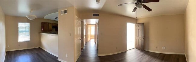 Building Photo - 304 Dell Ct