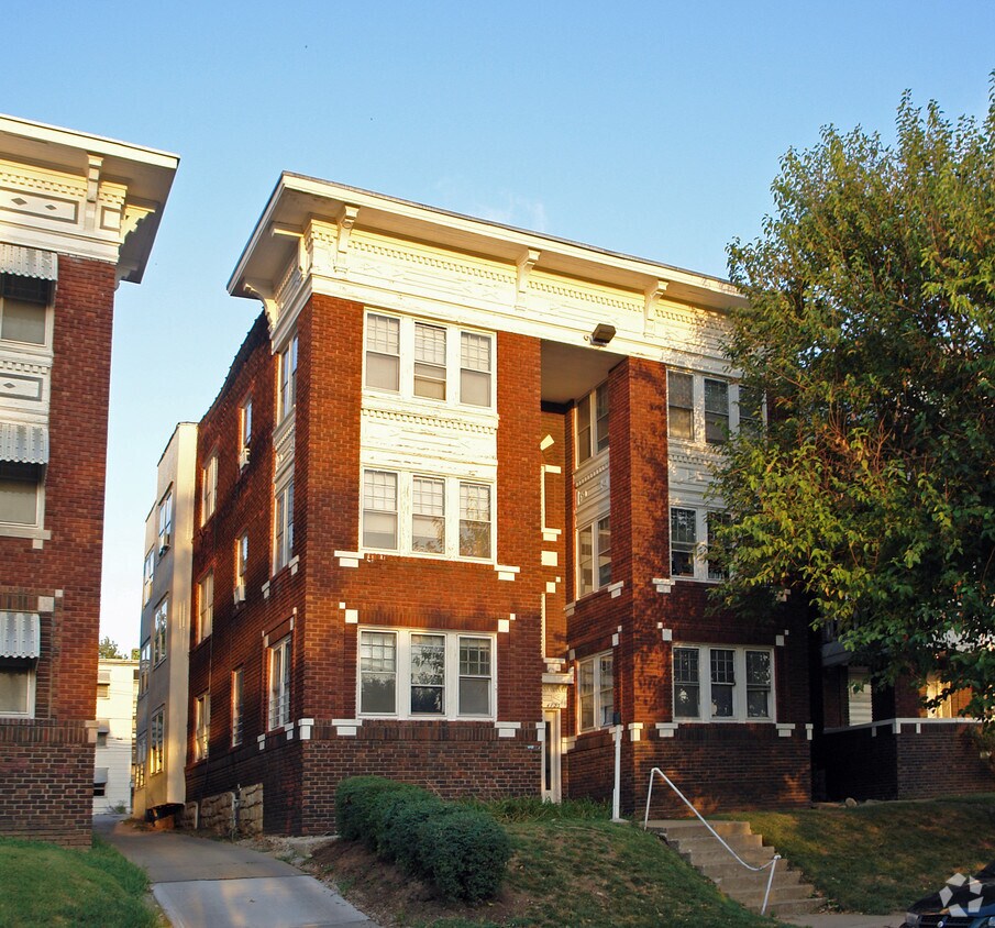41214123 Walnut St, Kansas City, MO 64111 Apartments in Kansas City