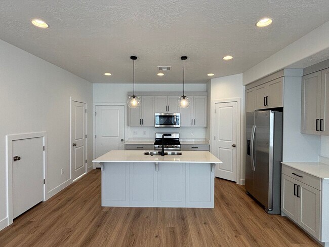 Foto del edificio - Woodland Estates Townhome! - END UNIT!!