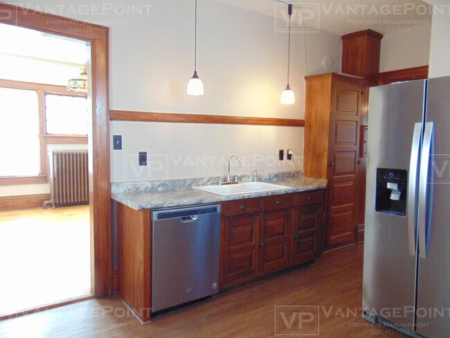 Building Photo - 809 S Jackson St