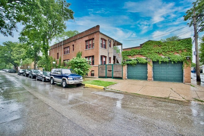 Building Photo - 2437 W North Shore Ave