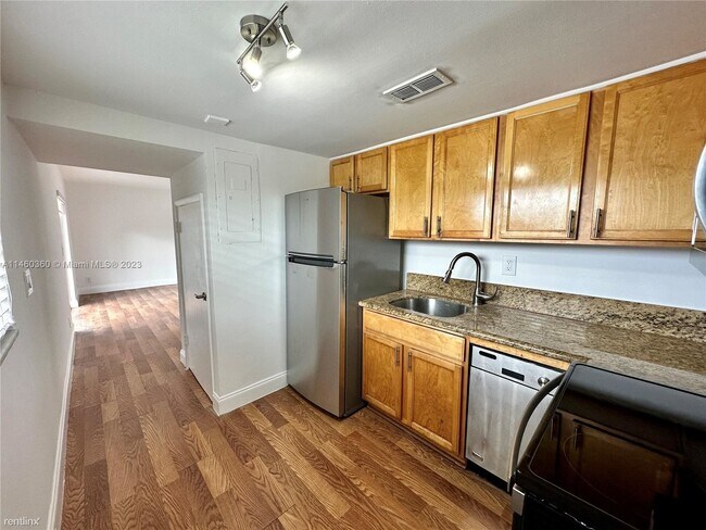 Building Photo - 3 br, 2 bath House - 1361 NE 40th Pl # 1361