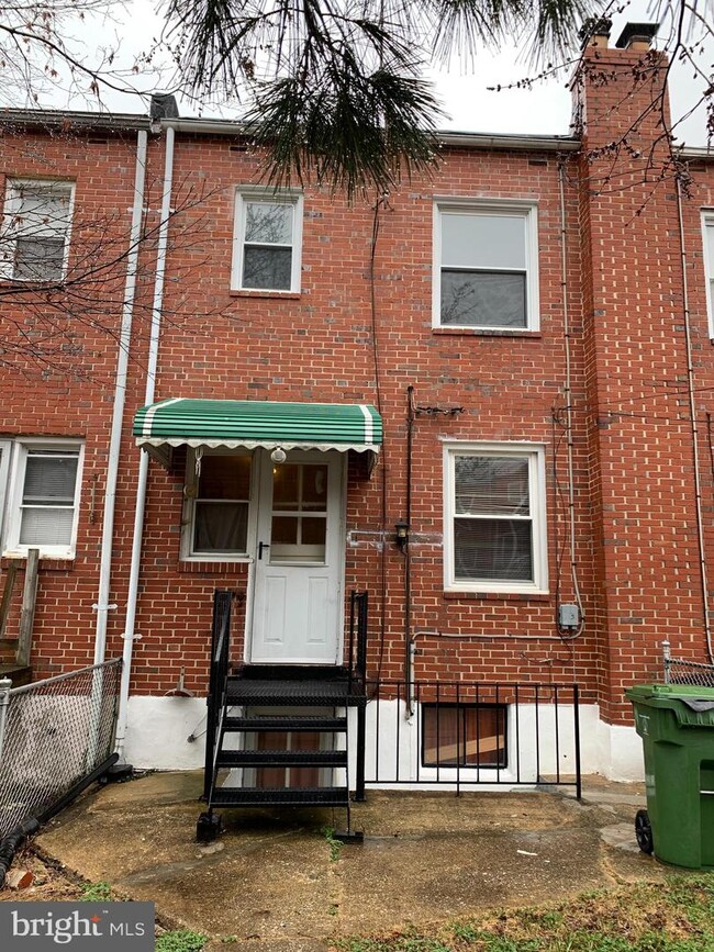 Building Photo - 718 Yale Ave