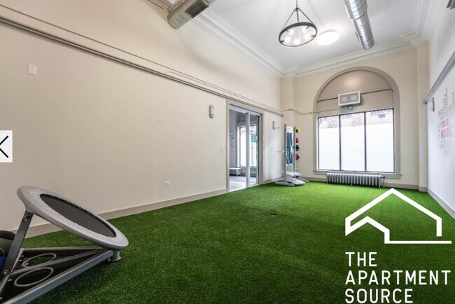 Foto del edificio - 540 W Briar Pl