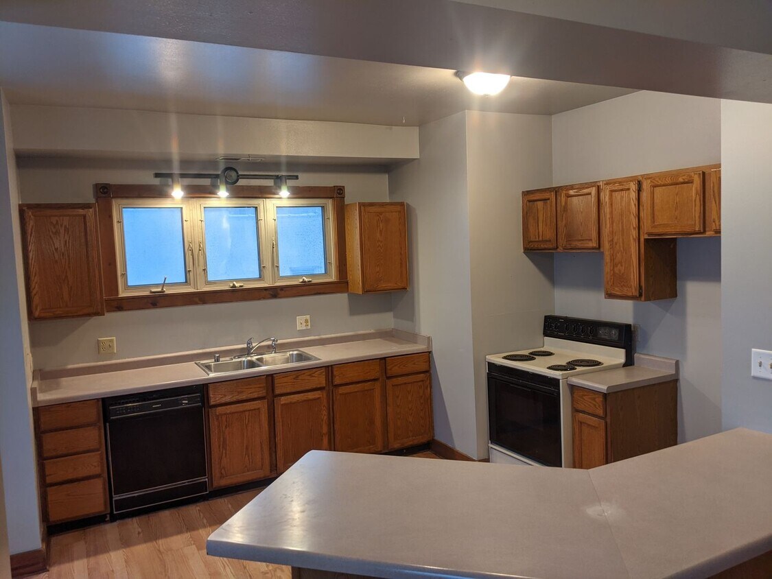 Primary Photo - 573-575 W Lincoln Ave