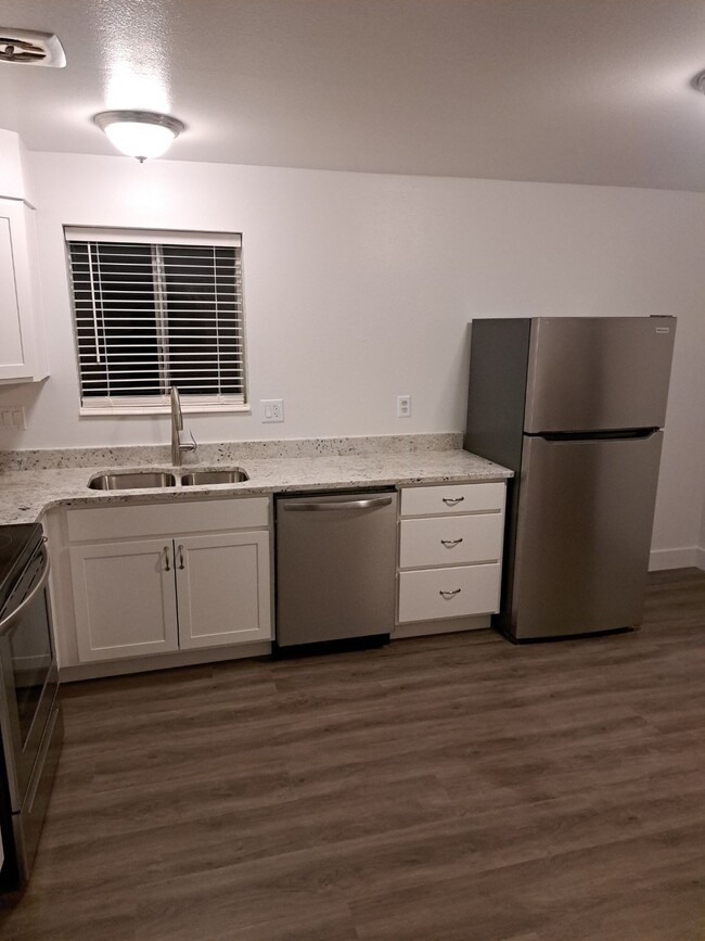 Building Photo - 454 200 E