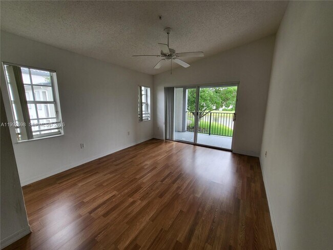 Foto del edificio - 4500 NW 107th Ave