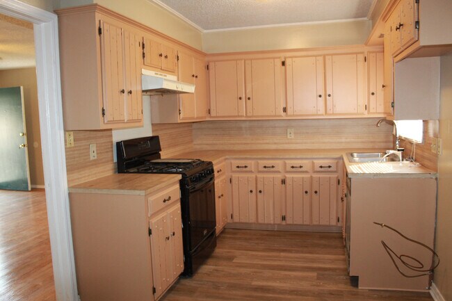 Building Photo - Storm Shelter! 3 beds, 2 baths, 2 living a...