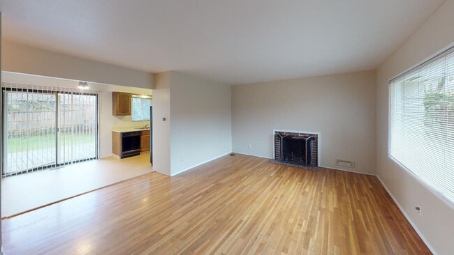 Building Photo - Multnomah Village - Single Level, Large Ya...