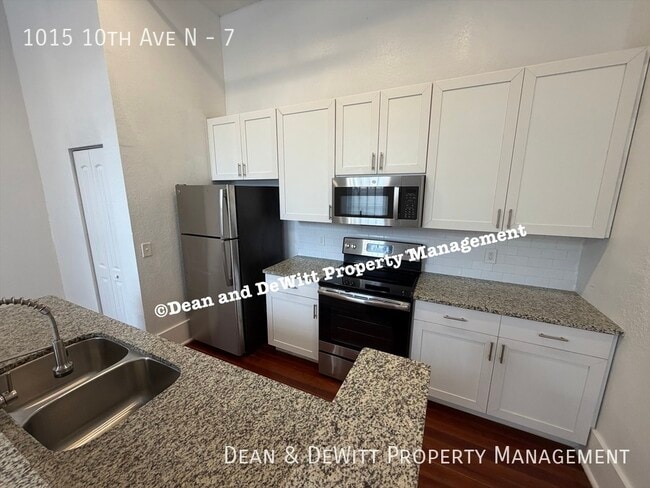 Building Photo - 1015 10th Ave N