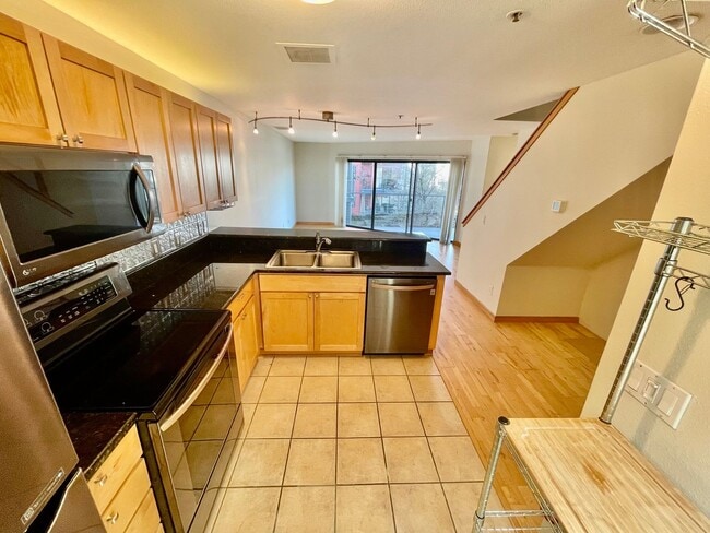 Foto del edificio - Top-Floor Riverfront Living with Broadway Bridge Views | 2 Bed + 2 Bath + Parking