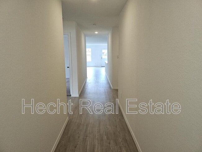 Foto del edificio - 1658 Lilyturf Rd