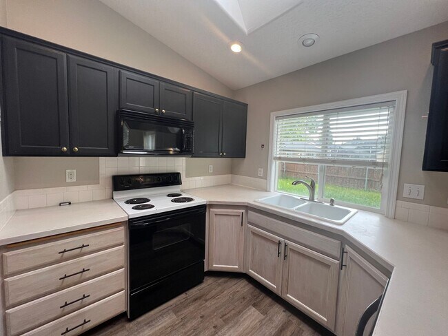 Foto del edificio - 4 Bedroom 2 Bath Home in Northwest Boise available soon!