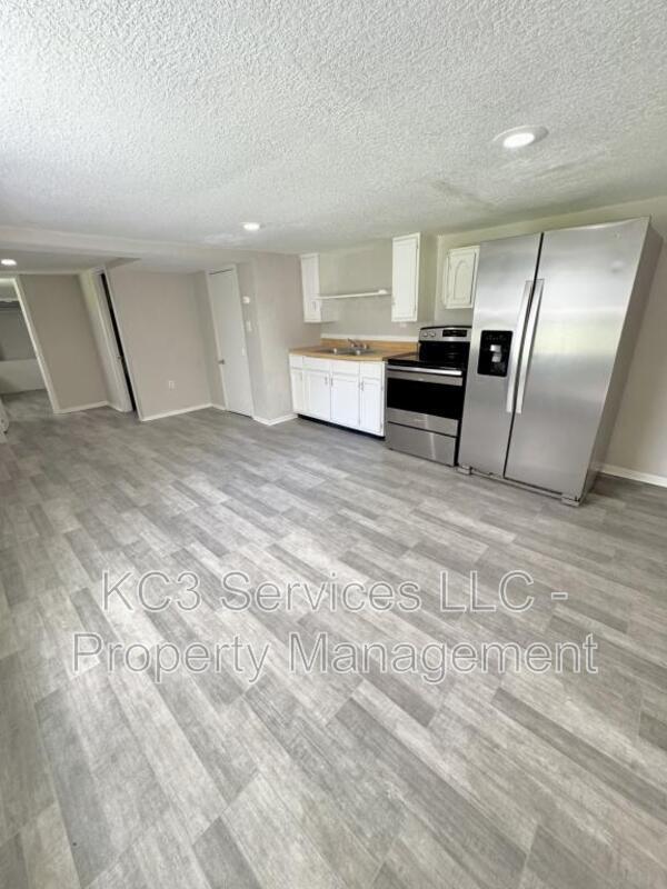 Foto del edificio - 6131 NE Vivion Rd