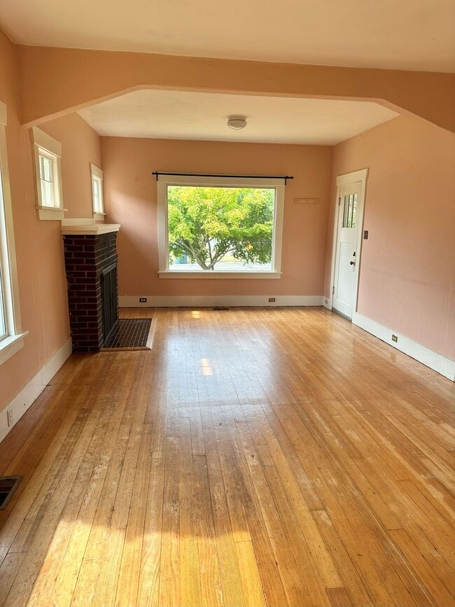 Building Photo - 2 bdrm/1 bath Lettered Streets cottage for...