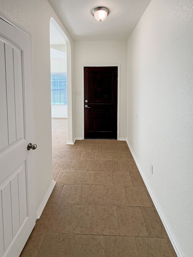 Building Photo - 3 Bedrooms 2 Baths