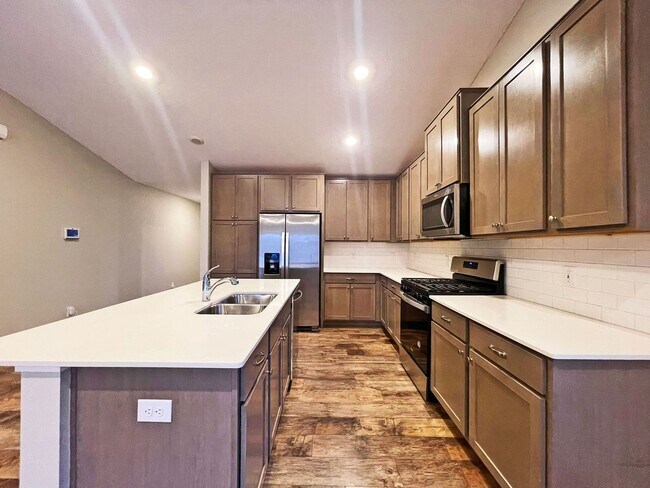 Foto del edificio - Gorgeous Like-New Home in Copper Hills, Never Rented, Fenced Yard, Huge Family Room, 3-Car Garage...