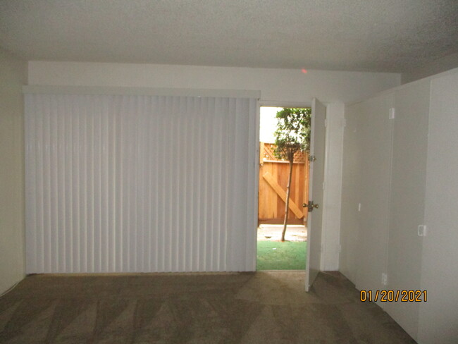 Building Photo - 7441 La Jolla Blvd
