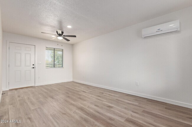 Building Photo - 1027 W Dunlap Ave