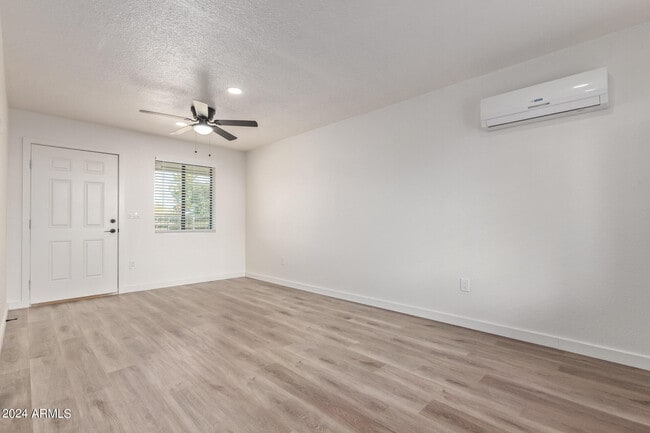 Building Photo - 1027 W Dunlap Ave