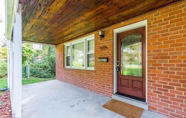 Building Photo - Absolutely Gorgeous Rambler in Great Location!