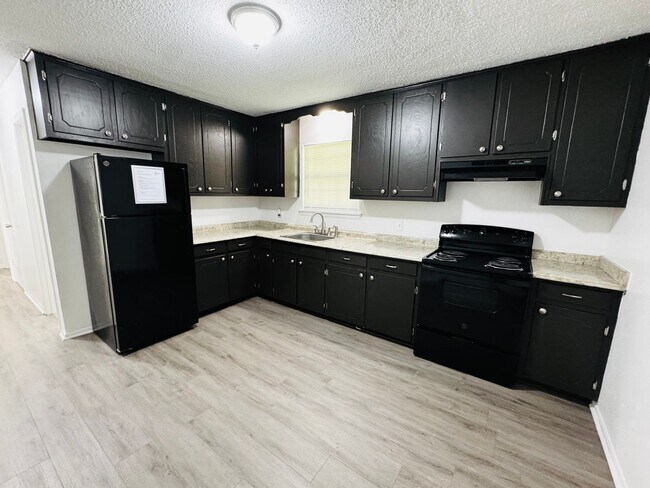 Foto del edificio - 3617 Clayton Dr